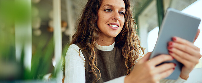 mujer con dispositivo móvil