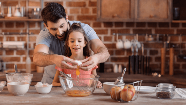 padre cocinando con su hija