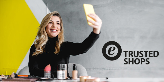 chica con maquillaje y smartphone