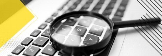 lupa sobre el teclado del ordenador