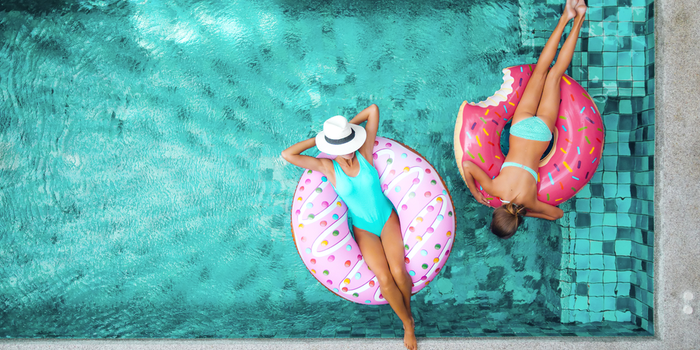 chicas en la piscina con un flotador