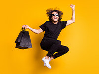 persona de negro saltando con bolsas negras