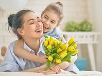 madre con hija y flores